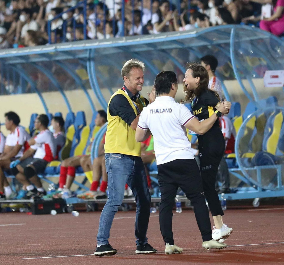 Nữ trưởng đoàn bóng đá Thái Lan Madam Pang cùng HLV trưởng Mano Polking và Ban huấn luyện U23 Thái Lan ăn mừng bàn thắng thứ 5. (Ảnh: Thanh Tùng/TTXVN)