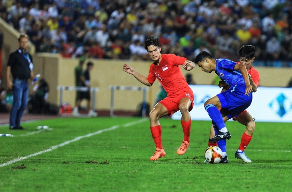 Trận đấu hấp dẫn ngay sau tiếng còi khai cuộc bởi cả hai đội buộc phải giành chiến thắng, đặc biệt là Thái Lan để nuôi hy vọng giành vé đi tiếp. (Ảnh: Tuấn Anh/TTXVN)