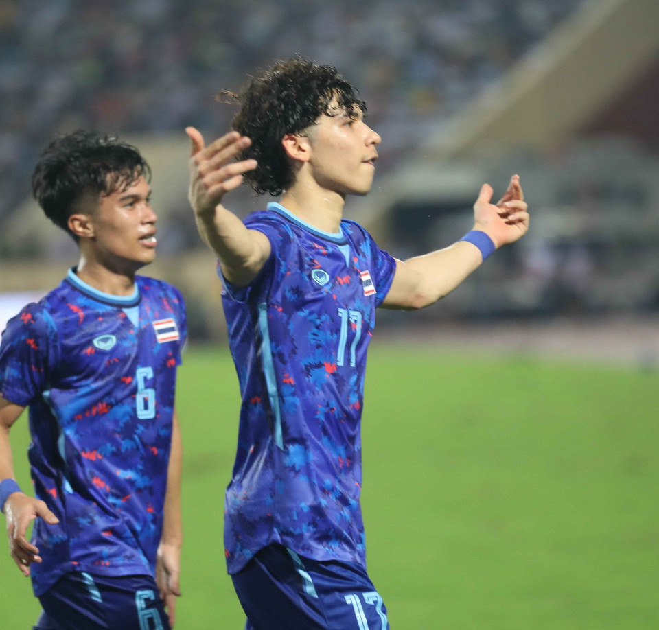 Tiền vệ Benjamin James Davis (17) mở tỷ số cho U23 Thái Lan ở phút 45+1 từ chấm đá phạt trực tiếp 11m. (Ảnh: Thanh Tùng/TTXVN)