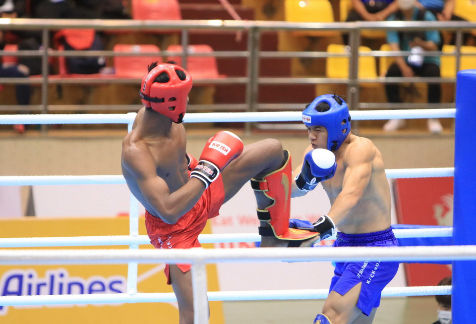 Trận đấu giữa vận động viên Chhoeung Lvay của đội Campuchia (đỏ) và vận động viên Nazri-Bin-Sutari Muhammad của đội Singapore (xanh) ở nội dung Low Kick, hạng cân dưới 71kg với tỷ số 3-0. (Ảnh: Thanh Thương/TTXVN)