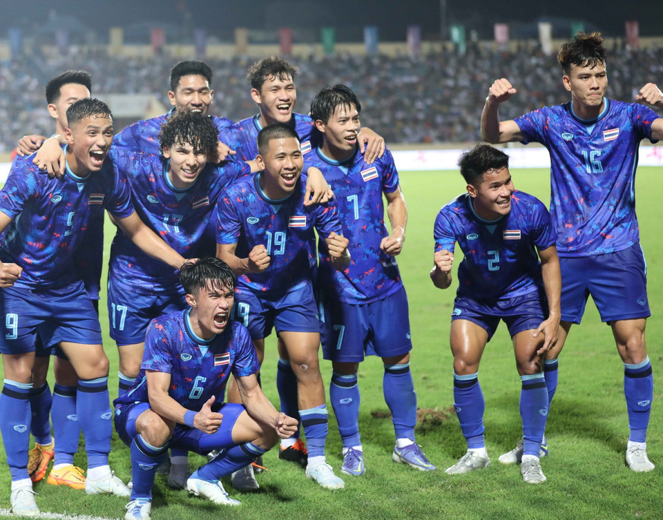 Các cầu thủ U23 Thái Lan ăn mừng bàn thắng mở tỷ số của tiền vệ Benjamin James Davis (17) ở phút 45+1. (Ảnh: Thanh Tùng/TTXVN)