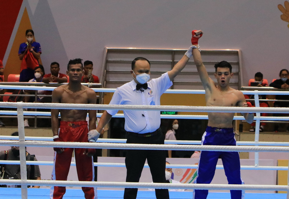 Kham Khlaneang (đội Campuchia, đỏ) thua Masdor Mohammad_Rifdean (Malaysia, xanh) ở nội dung Full Contact hạng cân dưới 51kg với tỷ số 0-3. (Ảnh: Thái Hùng/TTXVN)