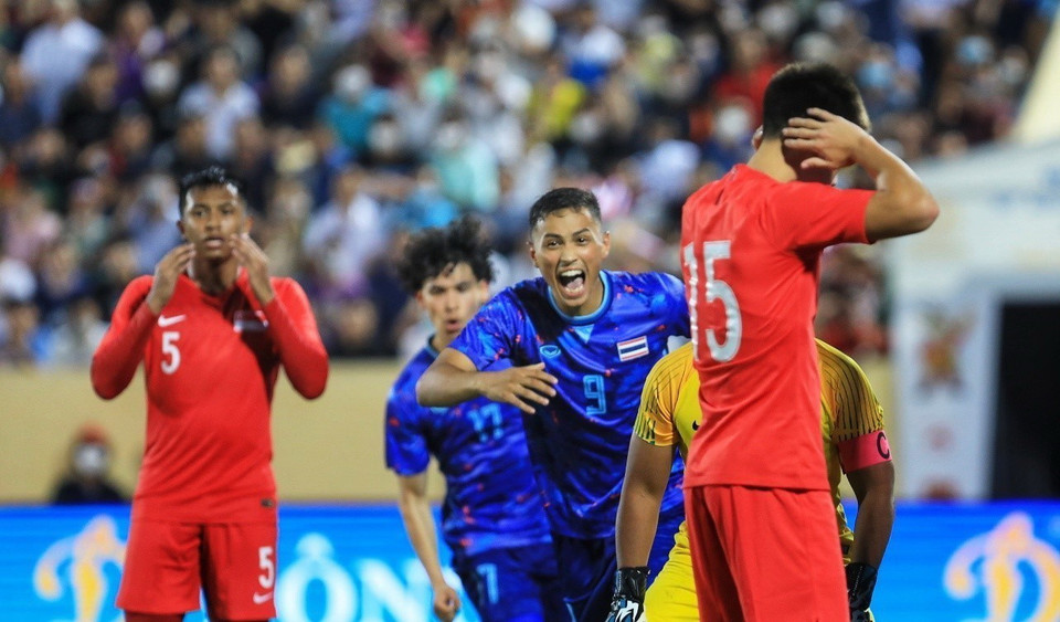 Các cầu thủ U23 Thái Lan vui mừng khi có bàn thắng thứ 2 ở phút 48 từ pha "đốt lưới nhà" của tiền vệ Ian Steward phía U23 Singapore. (Ảnh: Tuấn Anh/TTXVN)