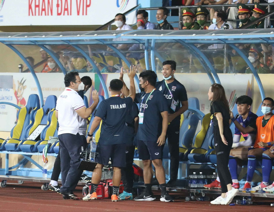 Ban huấn luyện U23 Thái Lan ăn mừng bàn thắng mở tỷ số của tiền vệ Benjamin James Davis (17) ở phút 45+1. (Ảnh: Thanh Tùng/TTXVN)