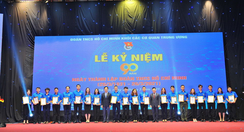 Ông Lê Quốc Minh, Ủy viên Trung ương Đảng, Bí thư Đảng ủy, Phó Tổng giám đốc Thông tấn xã Việt Nam trao Bằng khen cho các Bí thư chi đoàn xuất sắc tại buổi lễ. (Ảnh: Minh Đức/TTXVN)