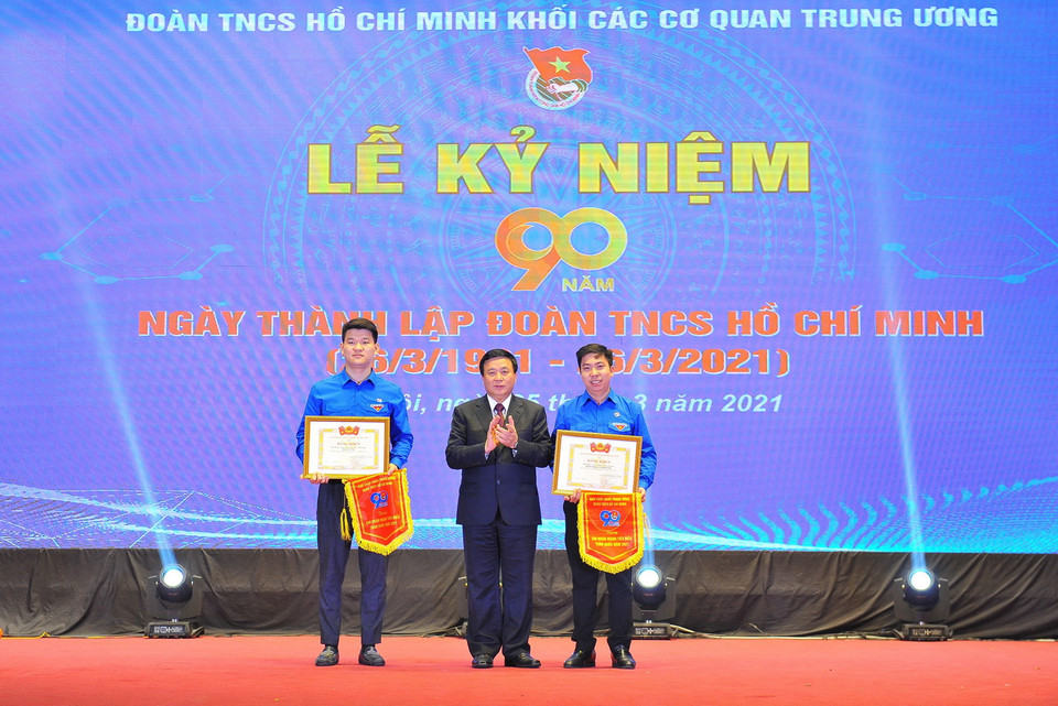 Ông Nguyễn Xuân Thắng trao cho đại diện Chi đoàn Ban biên tập Tin Thế giới (Thông tấn xã Việt Nam) và Chi đoàn Viện Khoa học Vật liệu (Viện Hàn lâm Khoa học và Công nghệ Việt Nam) bằng khen và cờ của Trung ương Đoàn khen thưởng Chi đoàn vững mạnh toàn quốc năm 2021. (Ảnh: Minh Đức/TTXVN)