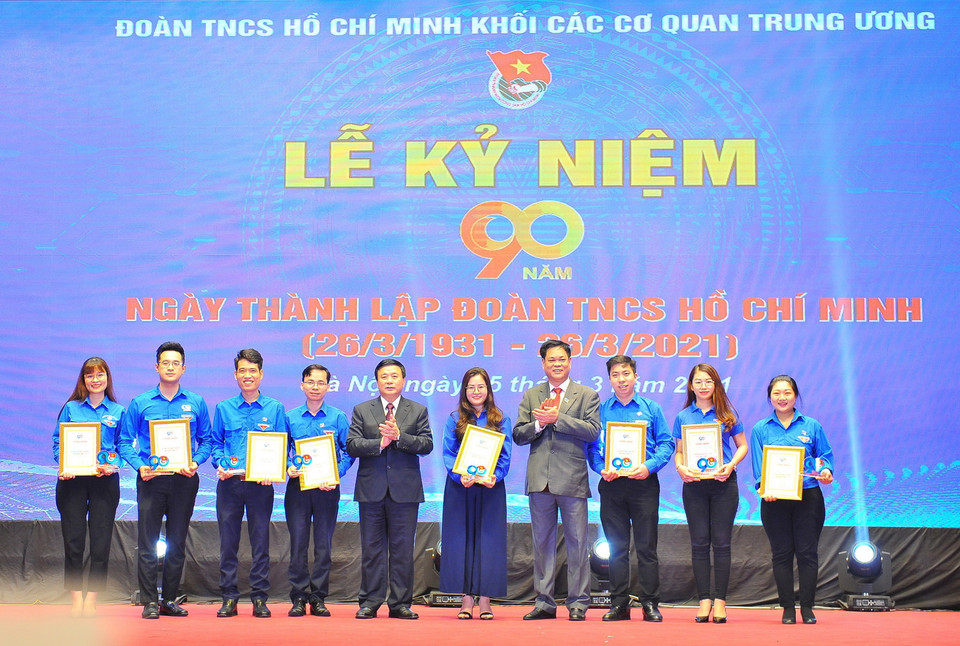 Ông Nguyễn Xuân Thắng, Ủy viên Bộ Chính trị, Giám đốc Học viện Chính trị quốc gia Hồ Chí Minh, Chủ tịch Hội đồng lý luận Trung ương và ông Huỳnh Tấn Việt, Ủy viên Trung ương Đảng, Bí thư Đảng ủy Khối các cơ quan Trung ương trao tặng Bằng khen Bí thư chi đoàn giỏi toàn quốc tại buổi lễ. (Ảnh: Minh Đức/TTXVN)