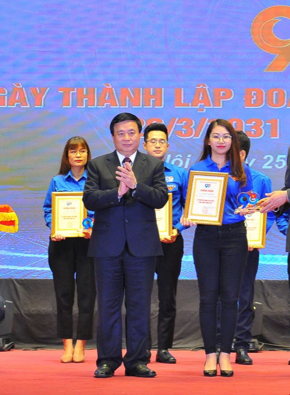 Ông Nguyễn Xuân Thắng, Ủy viên Bộ Chính trị, Giám đốc Học viện Chính trị quốc gia Hồ Chí Minh, Chủ tịch Hội đồng lý luận Trung ương trao Bằng khen Bí thư chi đoàn giỏi toàn quốc cho Đoàn Thanh niên Báo Tin tức - TTXVN tại buổi lễ. (Ảnh: Minh Đức/TTXVN)