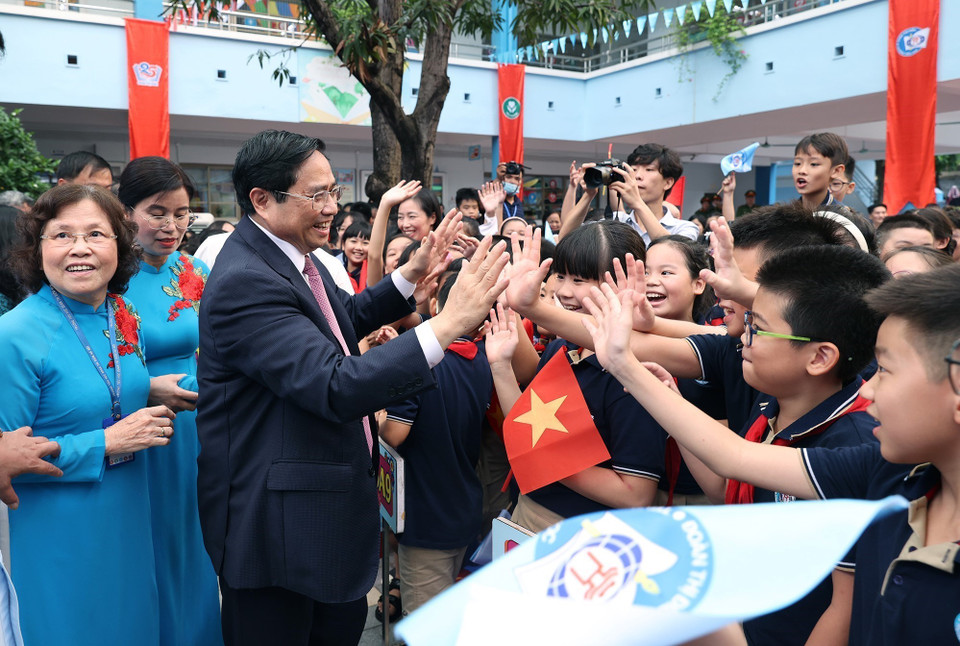 Thủ tướng Phạm Minh Chính với học sinh Trường Tiểu học Đoàn Thị Điểm. (Ảnh: Dương Giang/TTXVN)