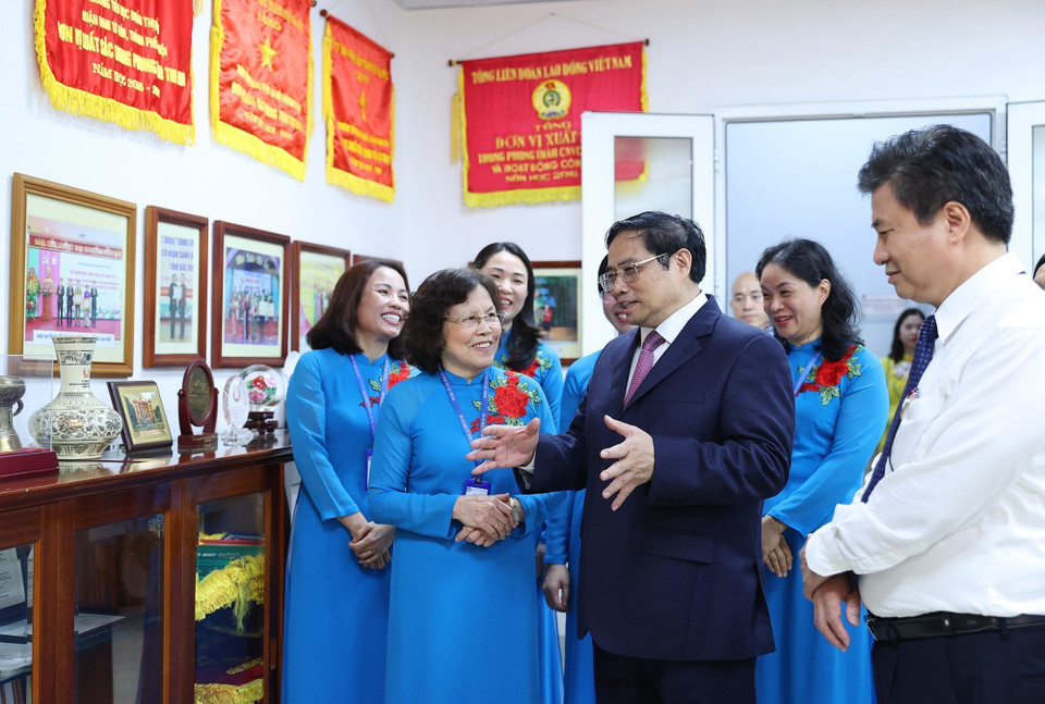 Thủ tướng Phạm Minh Chính thăm Phòng truyền thống của Trường Tiểu học Đoàn Thị Điểm. (Ảnh: Dương Giang/TTXVN)