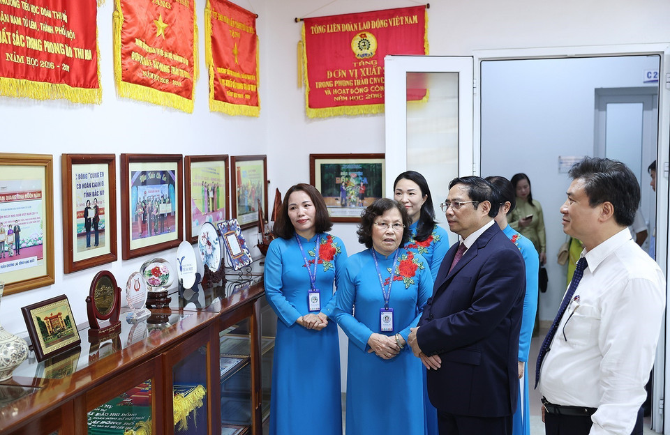 Thủ tướng Phạm Minh Chính thăm Phòng truyền thống của Trường Tiểu học Đoàn Thị Điểm. (Ảnh: Dương Giang/TTXVN)