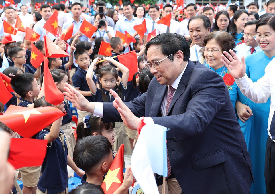 Thủ tướng Phạm Minh Chính với học sinh Trường Tiểu học Đoàn Thị Điểm. (Ảnh: Dương Giang/TTXVN)