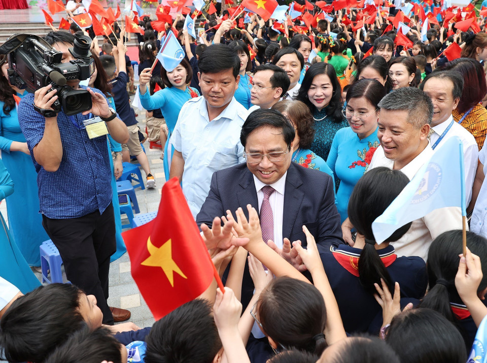 Thủ tướng Phạm Minh Chính và các đại biểu với học sinh Trường Tiểu học Đoàn Thị Điểm. (Ảnh: Dương Giang/TTXVN)