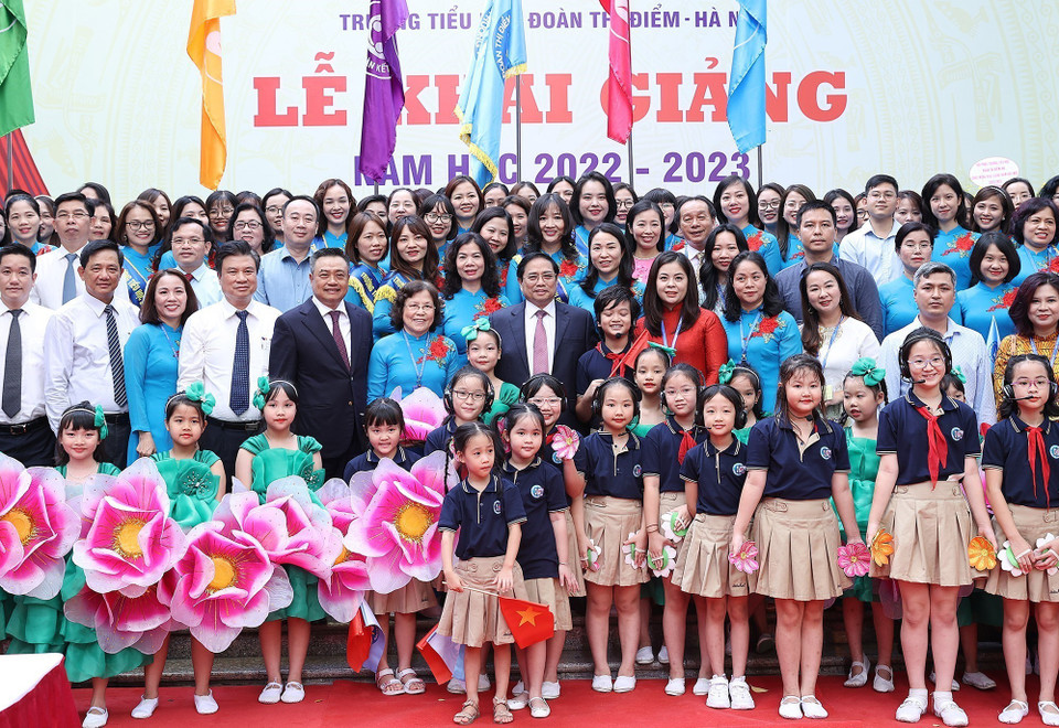 Thủ tướng Phạm Minh Chính với giáo viên, học sinh Trường Tiểu học Đoàn Thị Điểm. (Ảnh: Dương Giang/TTXVN)