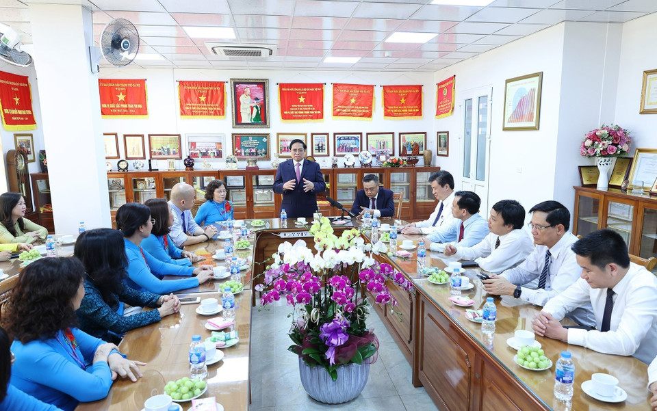 Thủ tướng Phạm Minh Chính làm việc với Ban Giám hiệu Trường Tiểu học Đoàn Thị Điểm. (Ảnh: Dương Giang/TTXVN)