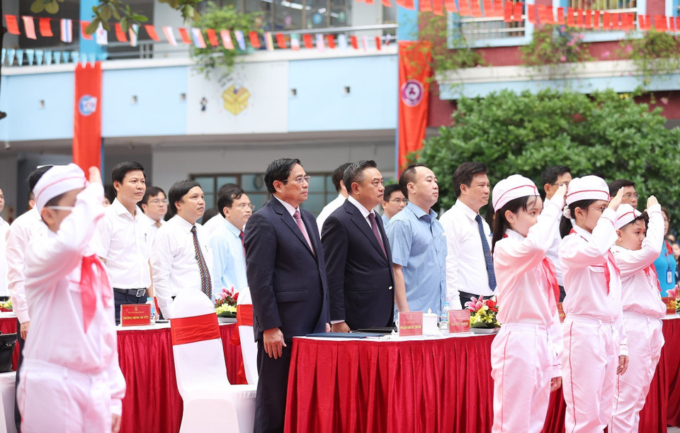 Thủ tướng Phạm Minh Chính dự chào cờ tại Lễ khai giảng năm học mới tại Trường Tiểu học Đoàn Thị Điểm. (Ảnh: Dương Giang/TTXVN)