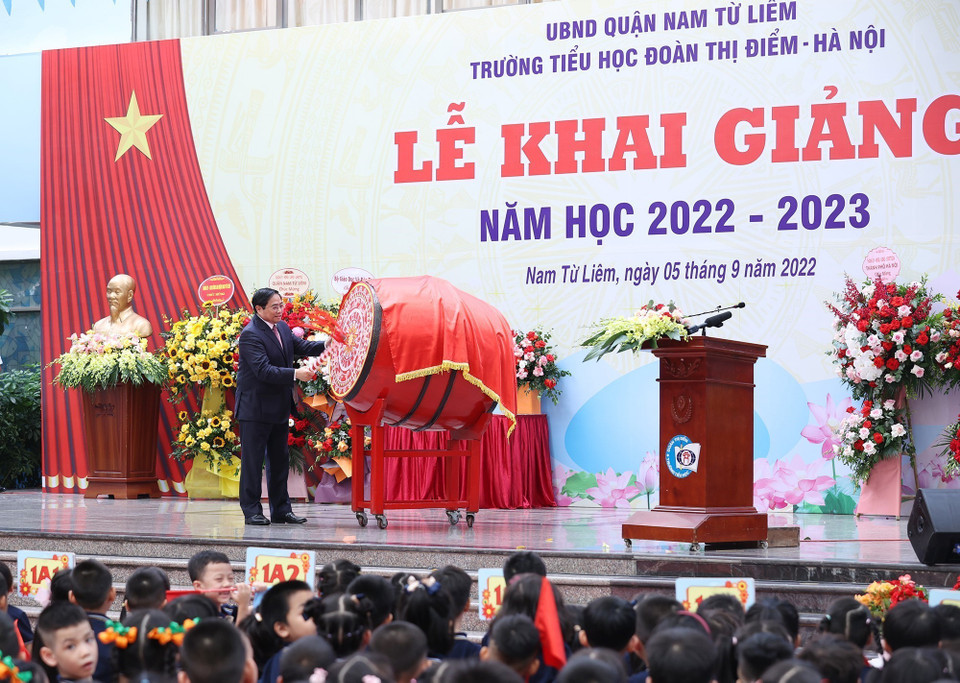 Thủ tướng Phạm Minh Chính đánh trống khai giảng năm học mới tại Trường Tiểu học Đoàn Thị Điểm. (Ảnh: Dương Giang/TTXVN)