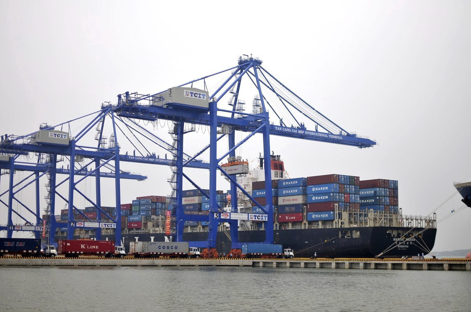 Cảng trung chuyển nước sâu Tân Cảng-Cái Mép (Bà Rịa-Vũng Tàu) đi vào hoạt động từ tháng 3/2011, là cảng nước sâu lớn nhất Việt Nam. (Ảnh: Thế Anh/TTXVN)