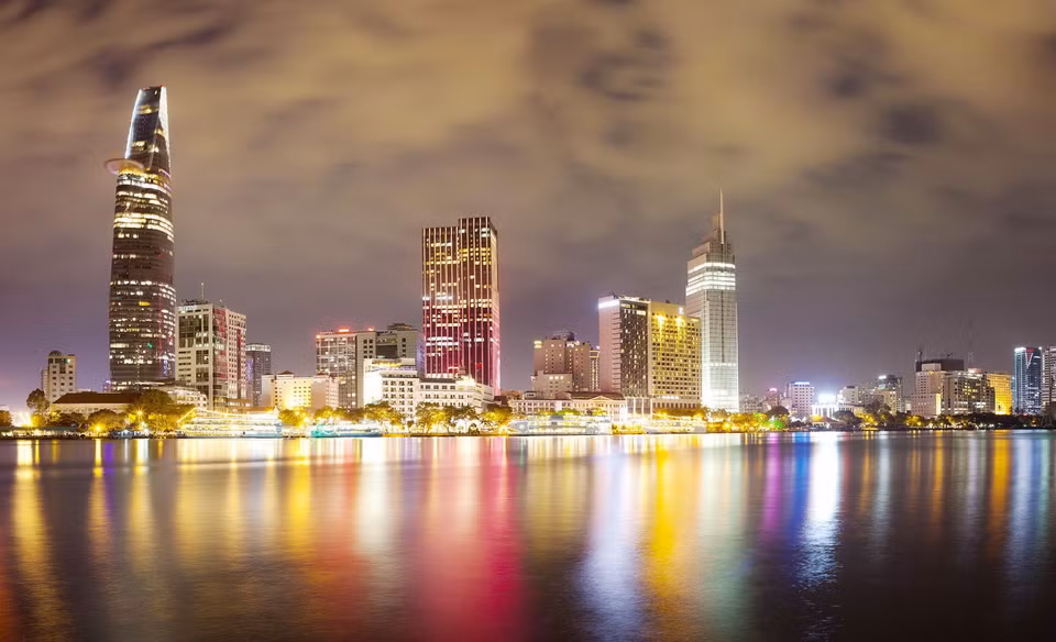 Sau 45 năm Giải phóng miền Nam, thống nhất đất nước, TP Hồ Chí Minh đã có những bước phát triển nhanh và bền vững, luôn giữ vai trò đầu tàu, là động lực, có sức hút và lan tỏa lớn của vùng kinh tế trọng điểm phía Nam, giữ vị trí quan trọng của cả nước. (Ảnh: Trọng Đạt/TTXVN)