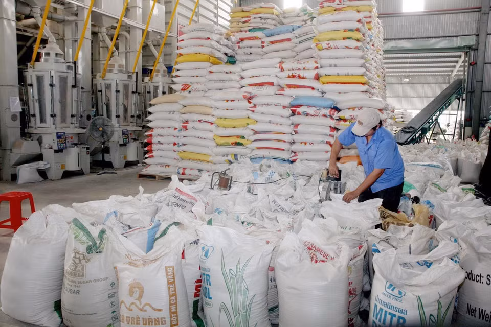 Chế biến gạo xuất khẩu tại Xí nghiệp Chế biến lương thực cao cấp Tân Túc của Công ty TNHH một thành viên Lương thực Hồ Chí Minh thuộc Tổng công ty Lương thực miền Nam. (Ảnh: Đình Huệ/TTXVN)