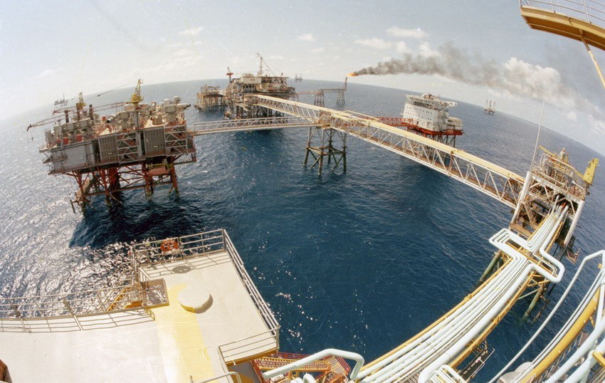 Liên doanh Vietsovpetro tiến hành khai thác dầu khí ở thềm lục địa phía Nam từ năm 1981, đưa dầu khí trở thành ngành kinh tế mũi nhọn của Việt Nam, góp phần vào thực hiện công nghiệp hóa, hiện đại hóa khu vực phía Nam. (Ảnh: Tư liệu TTXVN)