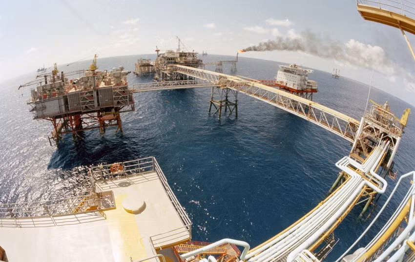 Liên doanh Vietsovpetro tiến hành khai thác dầu khí ở thềm lục địa phía Nam từ năm 1981, đưa dầu khí trở thành ngành kinh tế mũi nhọn của Việt Nam, góp phần vào thực hiện công nghiệp hóa, hiện đại hóa khu vực phía Nam. (Ảnh: Tư liệu TTXVN)