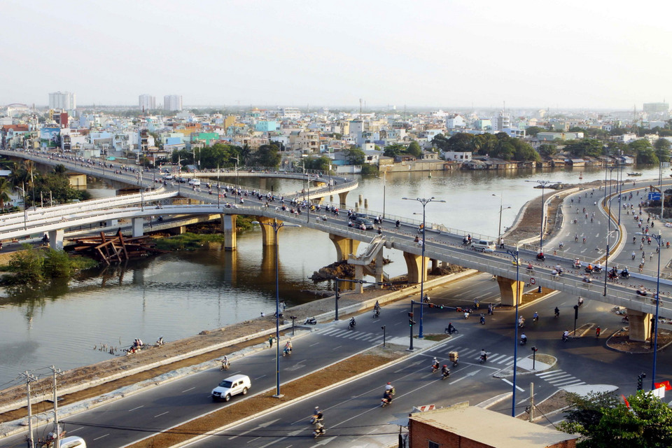Cầu Nguyễn Văn Cừ bắc qua đại lộ Đông-Tây, TP Hồ Chí Minh. (Ảnh: Anh Tôn/TTXVN)