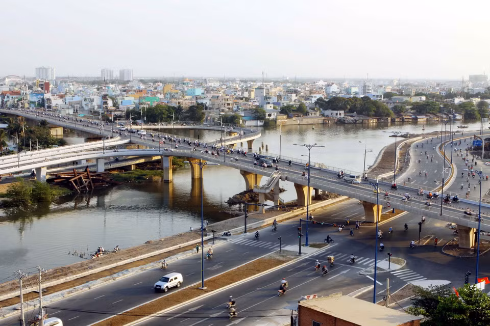 Cầu Nguyễn Văn Cừ bắc qua đại lộ Đông-Tây, TP Hồ Chí Minh. (Ảnh: Anh Tôn/TTXVN)