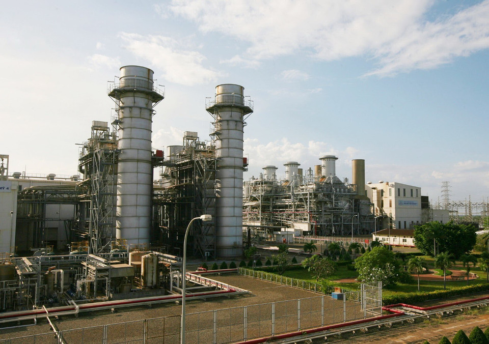 Nhà máy Nhiệt điện Phú Mỹ (Bà Rịa-Vũng Tàu) đi vào hoạt động từ 1997, mỗi ngày sản xuất 45-57 triệu kWh, chiếm 10-13% tổng sản lượng điện toàn hệ thống, đóng góp nguồn năng lượng đáng kể cho hệ thống điện Quốc gia. (Ảnh: Ngọc Hà/TTXVN)