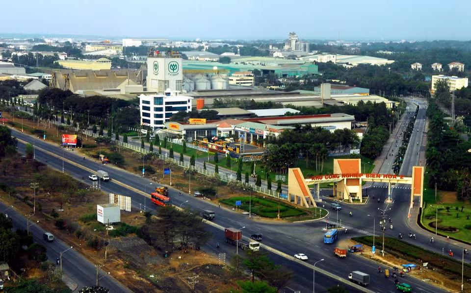 Hơn 30 năm thực hiện công cuộc đổi mới, tỉnh Đồng Nai đã có những bước phát triển vượt bậc, trở thành một trong những tỉnh thuộc vùng kinh tế trọng điểm phía Nam, là một trong những tỉnh có nền công nghiệp phát triển năng động nhất cả nước, đặc biệt là những thành tựu về phát triển hệ thống các khu công nghiệp, thành công trong thu hút vốn đầu tư nước ngoài. Một góc Khu công nghiệp Biên Hòa (Đồng Nai). (Ảnh: Danh Lam/TTXVN)