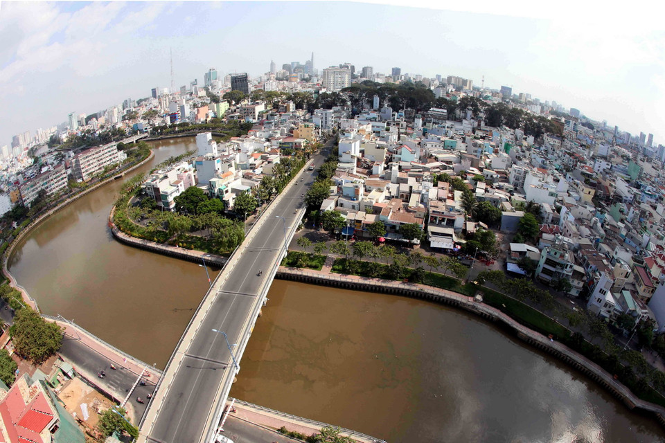 Sau hơn 30 năm đổi mới, kênh Nhiêu Lộc-Thị Nghè, từ một con kênh ô nhiễm bậc nhất TP Hồ Chí Minh đã được thành phố đầu tư cải tạo đến nay đã 'hồi sinh' thay da đổi thịt, làm thay đổi diện mạo mặt thành phố, mang lại lợi ích trực tiếp cho trên 1,2 triệu người sống xung quanh lưu vực kênh được hưởng lợi thông qua cải tạo điều kiện vệ sinh, môi trường, giảm nguy cơ ngập lụt và góp phần chỉnh trang đô thị. (Ảnh: Mạnh Linh/TTXVN)