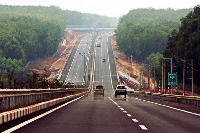 Đường cao tốc TP Hồ Chí Minh-Long Thành-Dầu Giây nằm trên tuyến đường bộ cao tốc phía Đông thuộc quy hoạch mạng lưới đường cao tốc Việt Nam nối TP Hồ Chí Minh với Quốc lộ 1A và Quốc lộ 51, đi qua địa phận của TP Hồ Chí Minh và tỉnh Đồng Nai, góp phần quan trọng trong việc kết nối vùng kinh tế trọng điểm phía Nam; đẩy mạnh giao thương giữa TP Hồ Chí Minh với các tỉnh, vùng lân cận… (Ảnh: Tràng Dương/TTXVN)