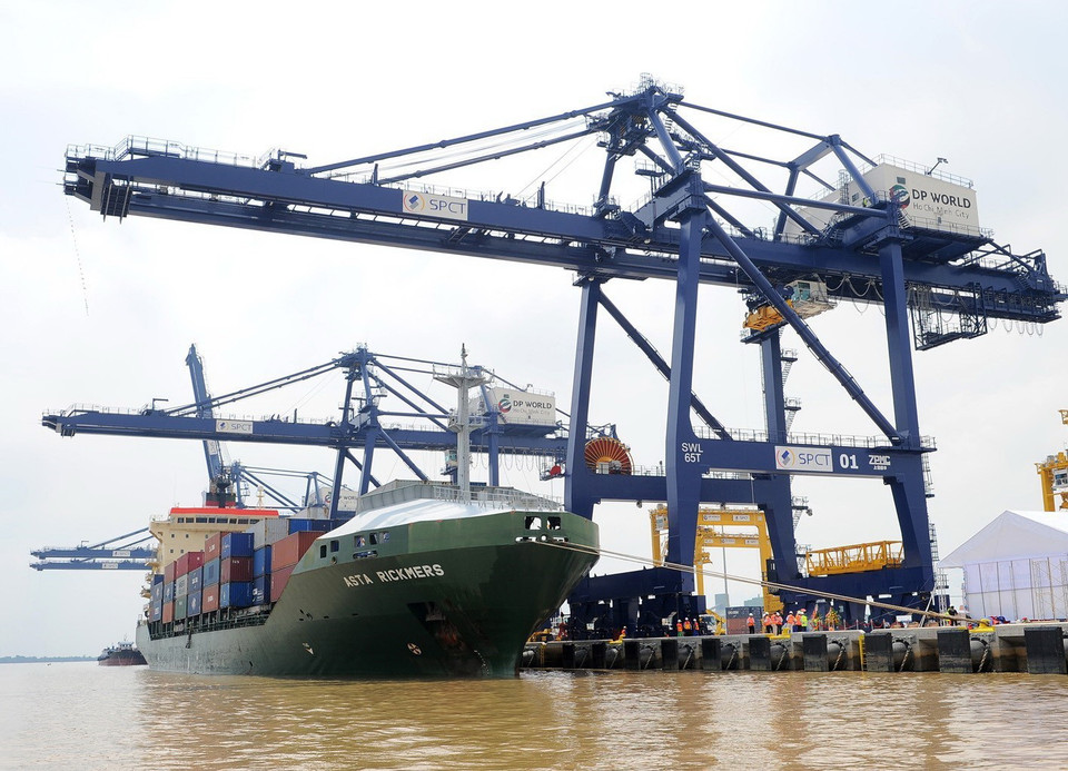 Cảng container Trung tâm Sài Gòn (SPCT) tại Khu công nghiệp Hiệp Phước, huyện Nhà Bè, TP Hồ Chí Minh có công suất khai thác 1,5 triệu TEU/ năm, cho phép các tàu có trọng tải 5.000 teus vào cập cảng. (Ảnh: Kim Phương/TTXVN)
