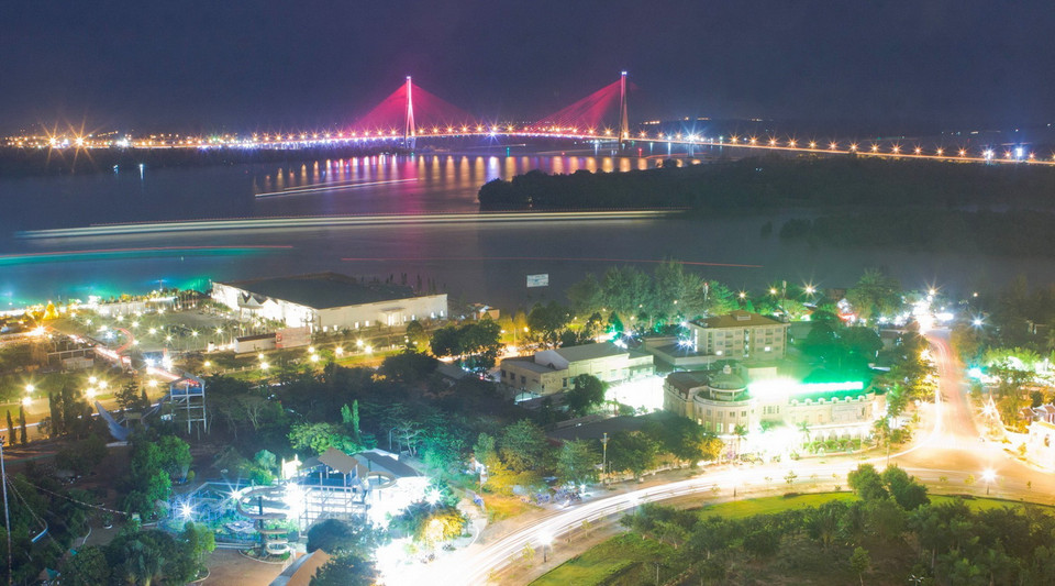 Cầu Cần Thơ là cầu dây văng đầu tiên xây dựng qua dòng sông Hậu, nối thành phố Cần Thơ và tỉnh Vĩnh Long, là cầu dây văng có nhịp chính dài nhất Đông Nam Á với 550m. (Ảnh: Duy Khương/TTXVN)