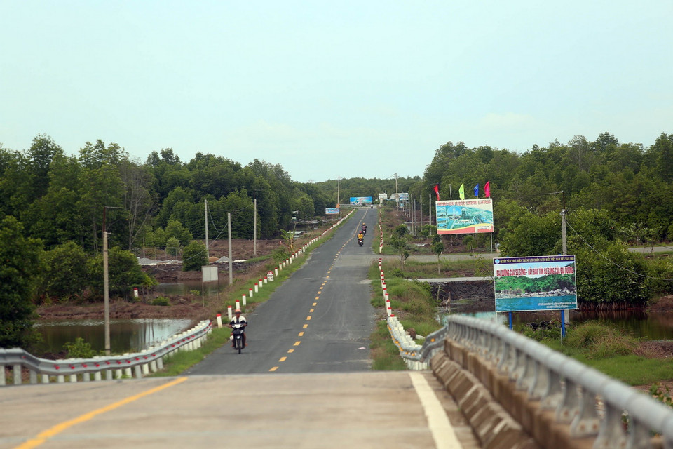  Dự án đường Hồ Chí Minh đoạn Năm Căn-Đất Mũi (Cà Mau) đã hoàn thành, xóa thế biệt lập của huyện Ngọc Hiển (điểm cuối cùng của đất nước chưa có đường ôtô đến trung tâm), tạo bước đột phá về kinh tế-xã hội, phát triển du lịch cho vùng đất cực Nam của Tổ quốc cũng như khu vực Đồng bằng sông Cửu Long. (Ảnh: Huy Hùng/TTXVN)