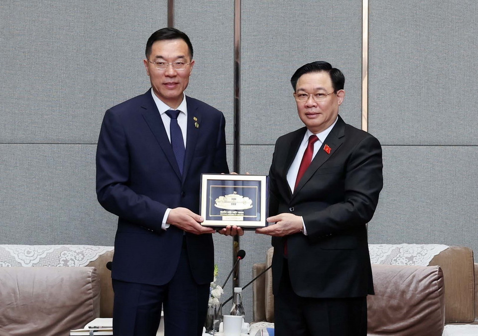 Chủ tịch Quốc hội Vương Đình Huệ tặng quà lưu niệm ông Tôn Vinh Côn, Chủ tịch Hội đồng quản trị Công ty TNHH Đầu máy và toa xe Đại Liên (thuộc Tập đoàn Đầu máy và toa xe Trung Quốc). (Ảnh: Nhan Sáng/TTXVN)