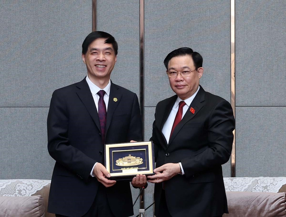 Chủ tịch Quốc hội Vương Đình Huệ tặng quà lưu niệm ông Yan Ming, Tổng Giám đốc Công ty Bưu chính Vân Nam (thuộc Tập đoàn Bưu chính Trung Quốc). (Ảnh: Nhan Sáng/TTXVN)
