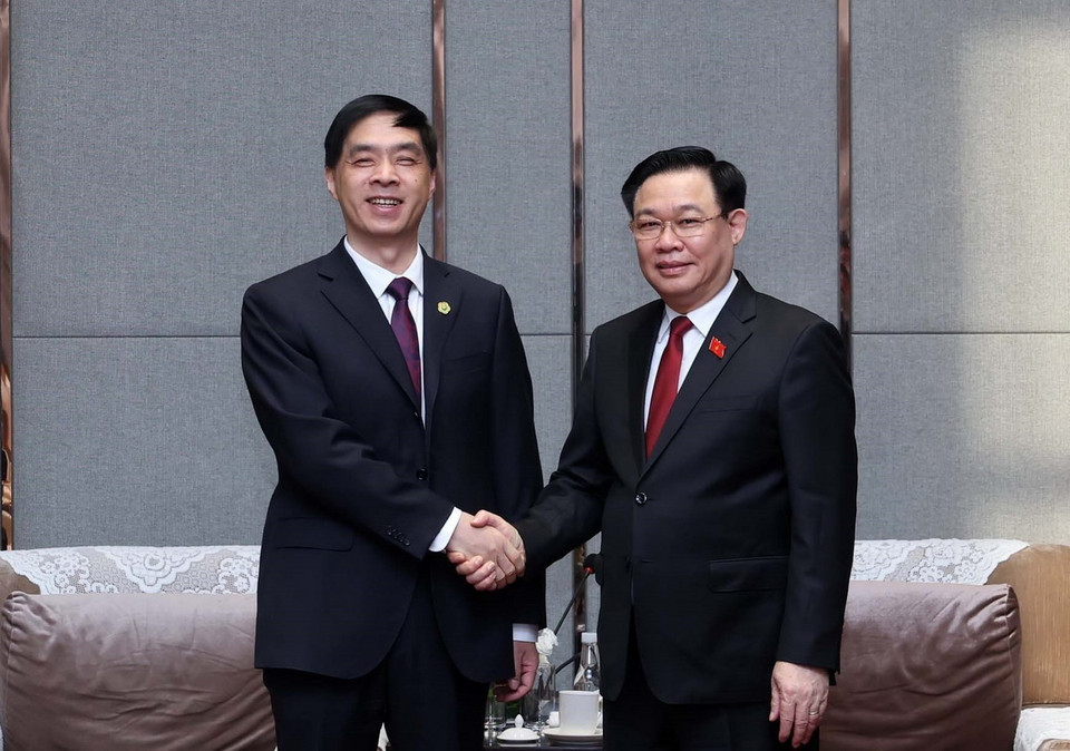 Chủ tịch Quốc hội Vương Đình Huệ tiếp ông Yan Ming, Tổng Giám đốc Công ty Bưu chính Vân Nam (thuộc Tập đoàn Bưu chính Trung Quốc). (Ảnh: Nhan Sáng/TTXVN)