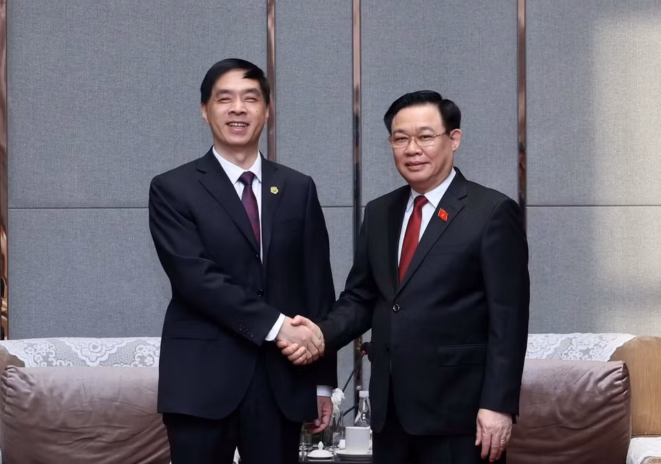Chủ tịch Quốc hội Vương Đình Huệ tiếp ông Yan Ming, Tổng Giám đốc Công ty Bưu chính Vân Nam (thuộc Tập đoàn Bưu chính Trung Quốc). (Ảnh: Nhan Sáng/TTXVN)