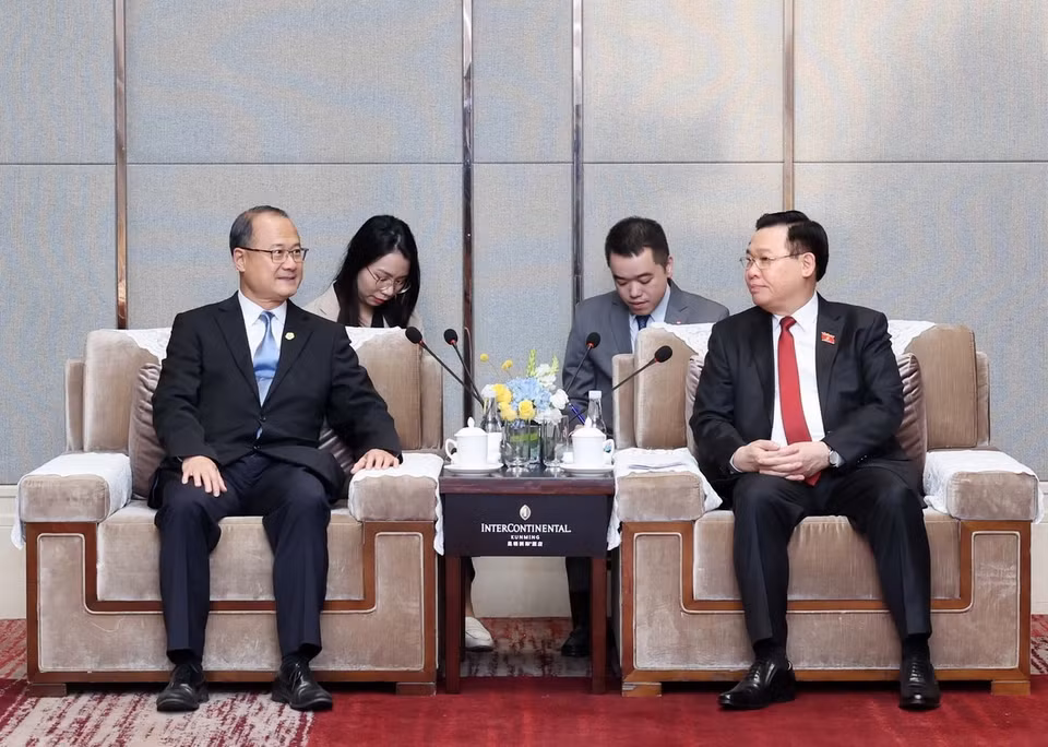 Chủ tịch Quốc hội Vương Đình Huệ tiếp ông Jonathan Choi, Chủ tịch Tập đoàn Sunwah. (Ảnh: Nhan Sáng/TTXVN)