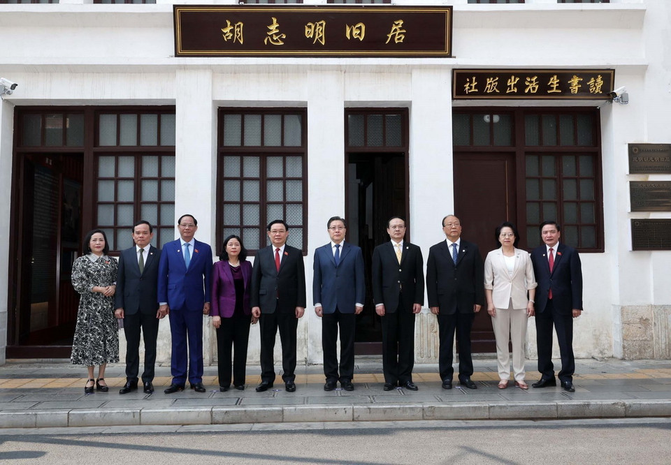 Chủ tịch Quốc hội Vương Đình Huệ cùng Phó Chủ tịch Nhân đại toàn quốc Trung Quốc Vương Đông Minh và các lãnh đạo chụp ảnh lưu niệm tại khu di tích. (Ảnh: Nhan Sáng/TTXVN)
