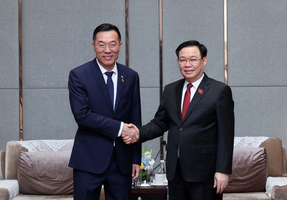 Chủ tịch Quốc hội Vương Đình Huệ tiếp ông Tôn Vinh Côn, Chủ tịch Hội đồng quản trị Công ty TNHH Đầu máy và toa xe Đại Liên (thuộc Tập đoàn Đầu máy và toa xe Trung Quốc). (Ảnh: Nhan Sáng/TTXVN)