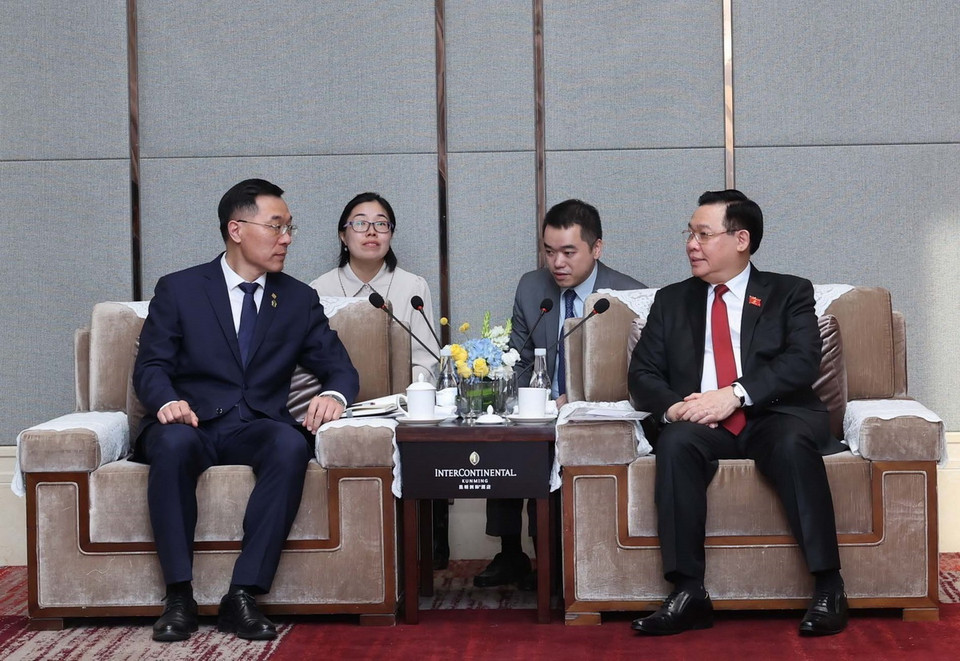 Chủ tịch Quốc hội Vương Đình Huệ tiếp ông Tôn Vinh Côn, Chủ tịch Hội đồng quản trị Công ty TNHH Đầu máy và toa xe Đại Liên (thuộc Tập đoàn Đầu máy và toa xe Trung Quốc). (Ảnh: Nhan Sáng/TTXVN)