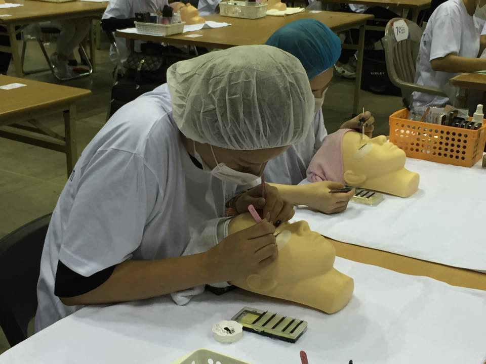 Thực hiện bài thi cấy mi trên manơcanh. (Ảnh: Khánh Ly/Vietnam+)