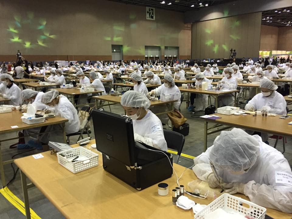 Cuộc thi thu hút rất đông các kỹ thuật viên từ các viện thẩm mỹ tên tuổi của Hàn Quốc. (Ảnh: Khánh Ly/Vietnam+)