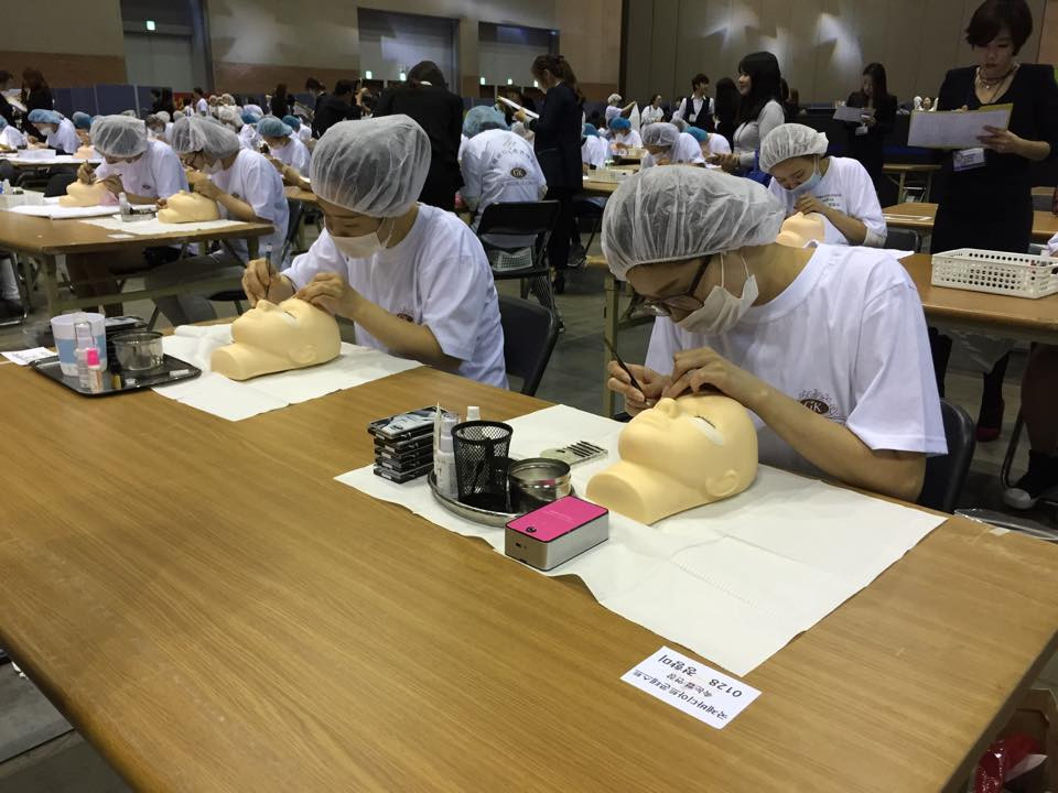 Các giám khảo tiến hành giám sát quá trình thực hiện bài thi một cách sát sao. (Ảnh: Khánh Ly/Vietnam+)