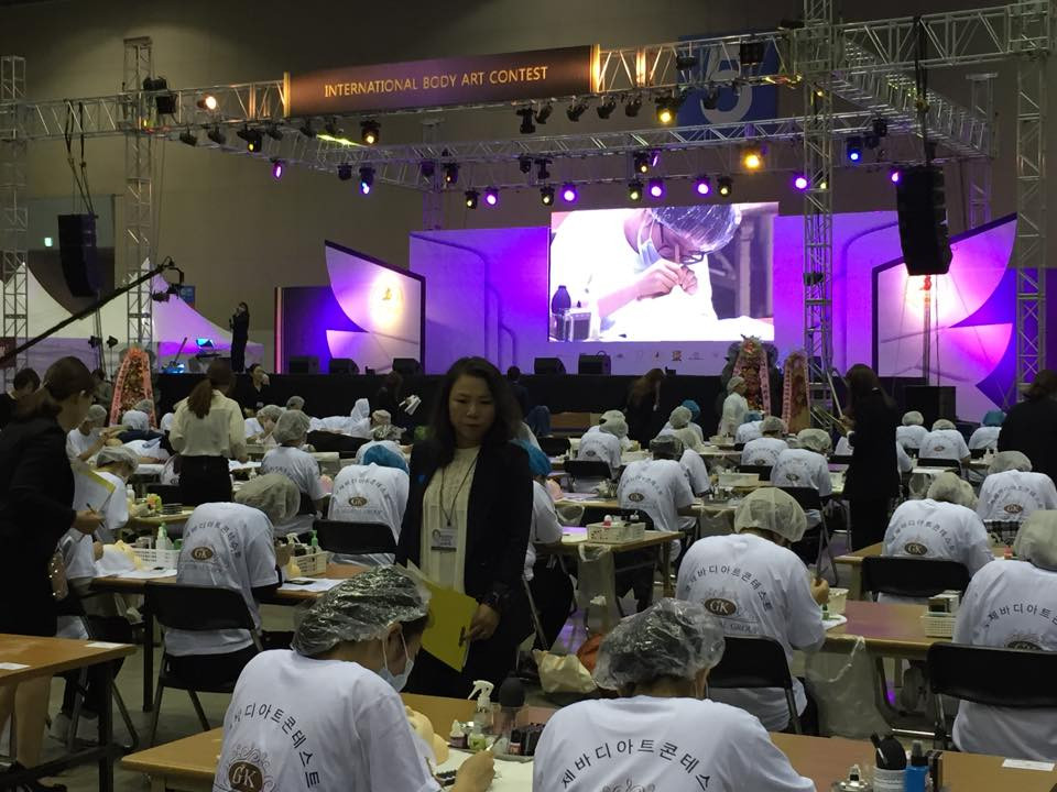 Các thẩm mỹ viện đã cử các kỹ thuật viên có tay nghề tham dự cuộc thi với mong muốn giành giải thưởng cao nhất góp phần nâng cao thương hiệu của thẩm mỹ viện. (Ảnh: Khánh Ly/Vietnam+)