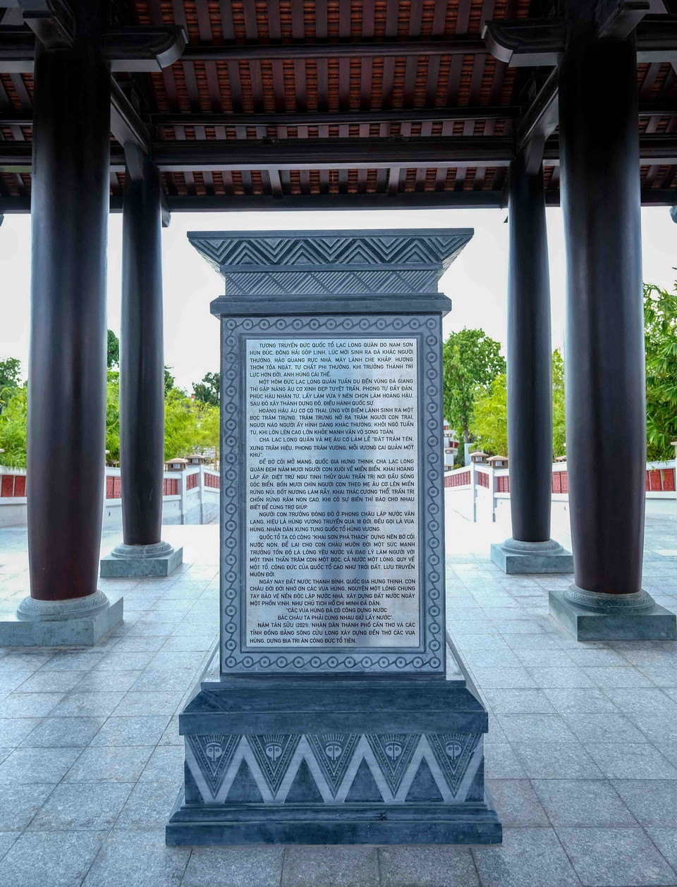 Nhà bia trong Đền thờ Vua Hùng mô phỏng theo lối kiến trúc đình truyền thống Nam bộ, mái lợp ngói, cột gỗ, các đầu đao được trang trí hoa văn trên trống đồng. Bia được làm bằng đá granite, ghi khắc khái quát nội dung về lịch sử thời đại Vua Hùng và lịch sử hình thành, xây dựng công trình. (Ảnh: Thanh Liêm/TTXVN)