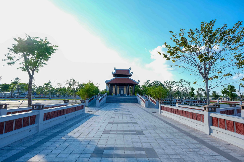 Không gian bên trong Đền thờ Vua Hùng ở thành phố Cần Thơ, đoạn từ Nghi môn đến Nhà bia. (Ảnh: Thanh Liêm/TTXVN)