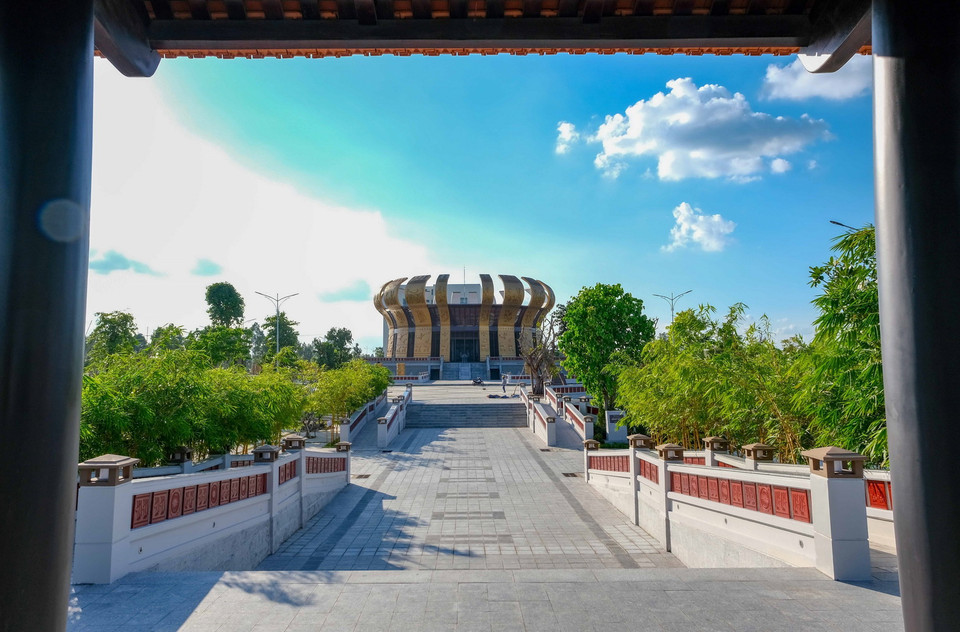 Khu đền chính nhìn từ Nhà bia. (Ảnh: Thanh Liêm/TTXVN)